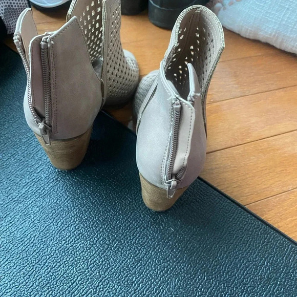 Francesca’s cream booties - Picture 3 of 9